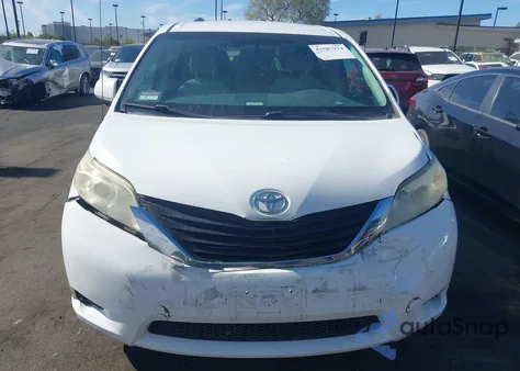 2012 Toyota Sienna Le V6 8 Passenger z USA, uszkodzony, nr VIN 5TDKK3DCXCS197317